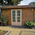 Log cabin with flat roof and double door