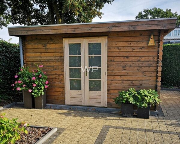 Log cabin with flat roof and double door