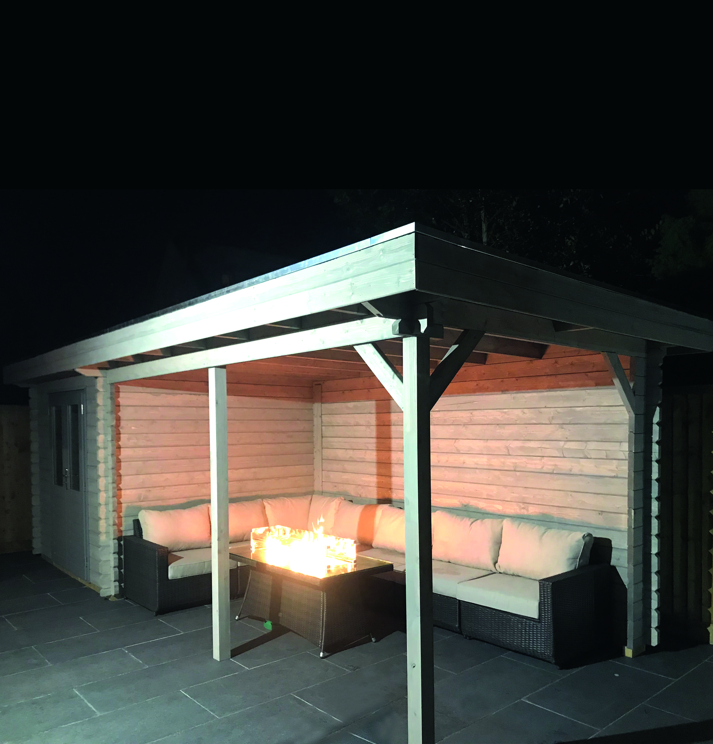 This log cabin has an veranda and has an flat roof